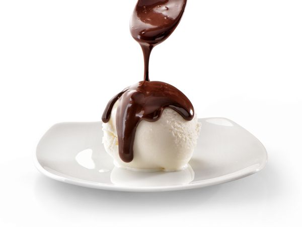 بستن بستنی بستنی در بشقاب را با شکلات ذوب شده ذوب شده در زمینه سفید جدا کنید