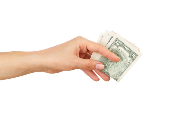 دو دلار در دست زن و زن جدا شده روی سفید