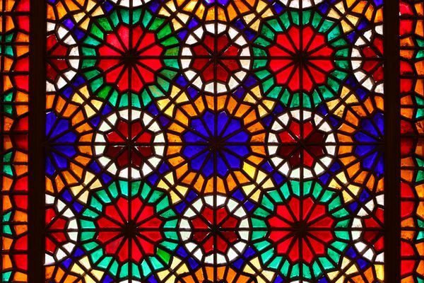 پنجره شیشه ای رنگ آمیزی زیبا در باغ دولت آباد یزد ایران