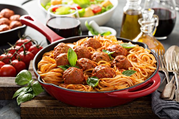اسپاگتی با سس گوجه فرنگی و کلوچه سالاد سبزیجات تازه و قرمز
