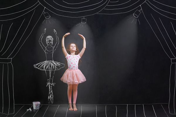 دختر بچه ای که رویای یک باله روی صحنه است مفهوم کودکی