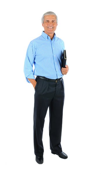 تاجر میانسال با یک دست در جیب و یک دفترچه تحت بازوی دیگر مرد لبخند می زند و ایستاده است شات طول کامل بر روی سفید جدا شده است