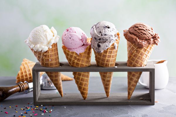 انواع قاشق بستنی به شکل مخروطی با شکلات وانیل و توت فرنگی
