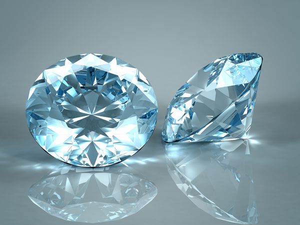 جواهرات الماس جدا شده بر روی زمینه آبی روشن الماس های براق زیبا روی یک سطح بازتاب نور 3D با کیفیت بالا با نورپردازی HDRI و بافتهای ردیابی شده از پرتوهای ارائه می شود