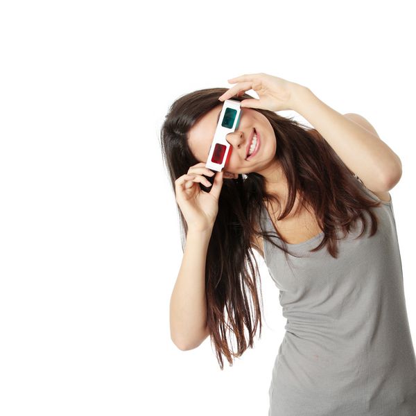 زن زیبا و جوان جوان با عینک سه بعدی جدا شده بر روی رنگ سفید