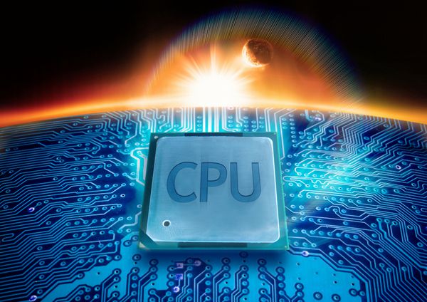 فن آوری پیشرفته یک CPU روی یک مدار مدار با خورشید در افق