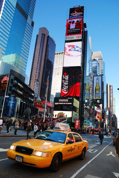 NEW YORK CITY 5 سپتامبر Times Square با تئاترهای برادوی و نشانه‌های LED نمادی از شهر نیویورک و ایالات متحده است 5 سپتامبر 2009 در منهتن شهر نیویورک