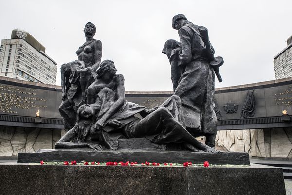 12102016 روسیه سن پترزبورگ بنای یادبود مدافعان قهرمان لنگرود در میدان پیروزی در سن پترزبورگ روسیه