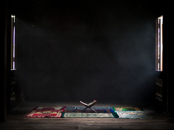 رمضان کریم با قرآن کریم روی غرفه چوبی