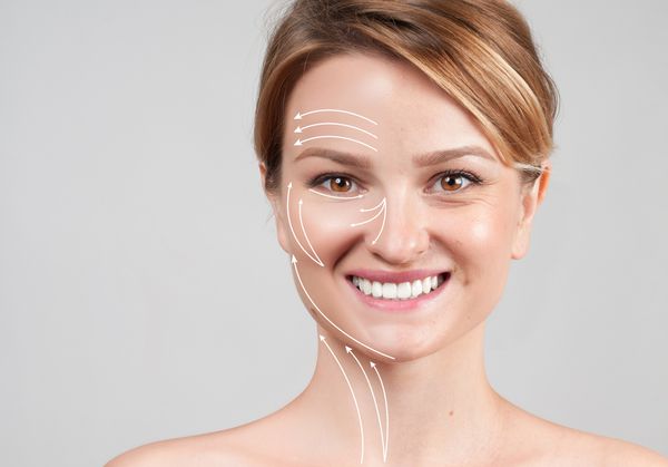 مفهوم جوان سازی پوست درمان ضد پیری لیفت صورت زنی با خطوط ماساژ که اثر لیفت صورت را بر روی پوست نشان می دهد