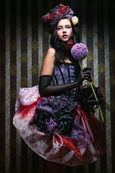 زن جوان با آرایش خلاق به سبک عروسک با گل