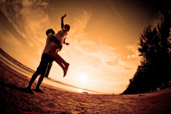 شادی و صحنه عاشقانه شریک زندگی زوج های عشق در ساحل