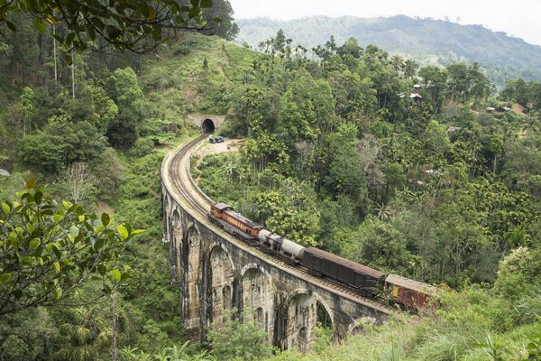 قطار سریلانکا در جنگل الا در پل سنگ آه الا سری لانکا