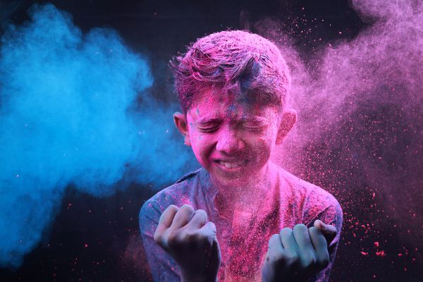 پسر کوچک با رنگ ها بازی می کند پذیرش جشنواره هندی هولی