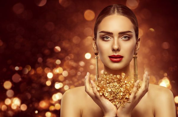 زیبایی طلای زن مدل لباس برگزاری جواهرات طلایی در دستان