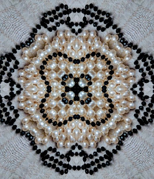 تزئینات روی زمینه پارچه کتانی طبیعی تصاویر تغییر یافته فنی از مهره ها الگوی انتزاعی متقارن از دانه های سیاه و مروارید