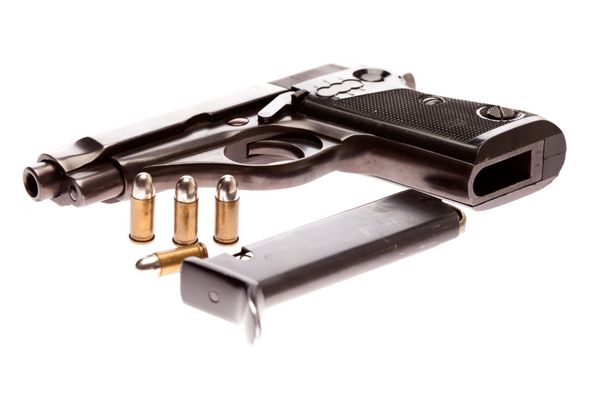 Revolver اسلحه با مهمات و کلیپ جدا شده در زمینه سفید