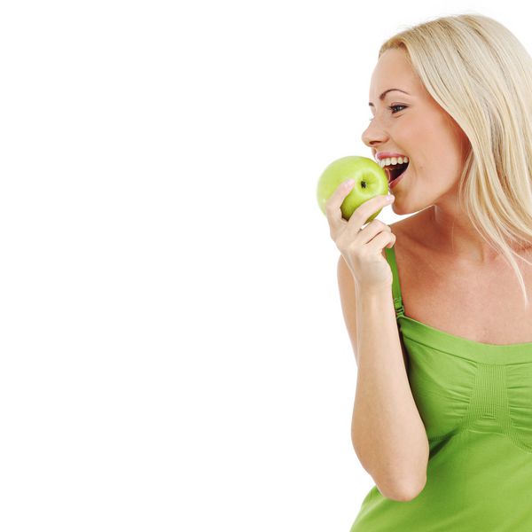 زن سیب سبز را روی سفید می خورد