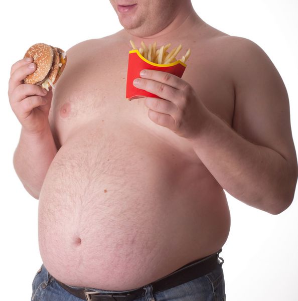 مرد چاق با همبرگر و تراشه های جدا شده
