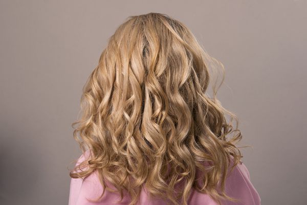 حلقه های بلند مدل مو روی زن در پس زمینه جدا شده