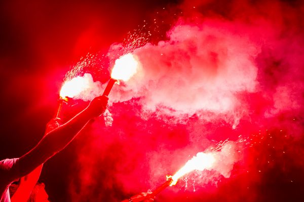 هواداران فوتبال در طول مسابقه مشعلهای آتش را نگه می دارند