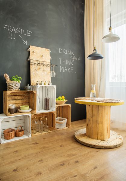 مبلمان DIY از جعبه های چوبی و مدفوع کابل در فضای داخلی با بالکن