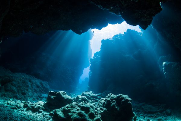 نور خورشید به درون غار زیر آب