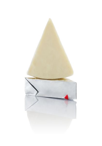 پنیر فرآوری شده مثلثی جدا شده بر روی زمینه سفید