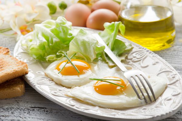 تخم مرغ ها را با سالاد سبز روی ظرف بگذارید