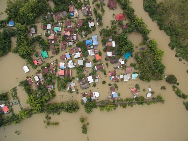 Sakonnakhon تایلند 3 آگوست 2017 دهکده بان کنگ تپ دهستان کوسومال ساکوناخون آب های سیلاب در یک خانه و مزارع برنج در شمال شرقی تایلند از بالای منظره با هواپیماهای بدون سرنشین پیشی می گیرند