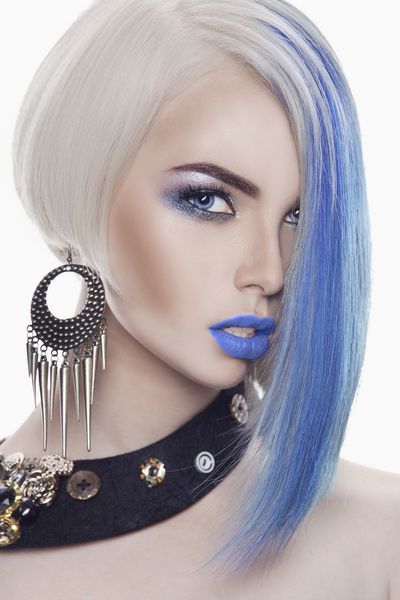 زن زیبا با موهای آبی گل با موهای رنگی و آرایش
