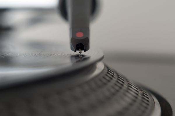 ضبط دیسک DJ ضرب و شتم ماکرو از سوزن روی وینیل LP hiphop 12 اینچ تکنیک ضربان
