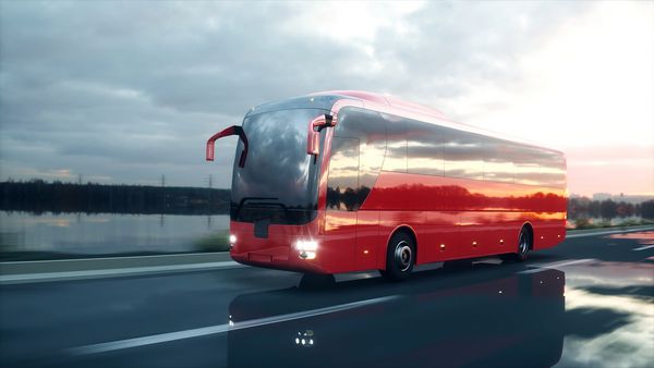 اتوبوس قرمز توریستی در جاده بزرگراه رانندگی خیلی سریع مفهوم توریستی و مسافرتی رندر سه بعدی