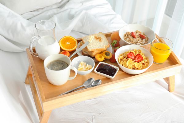 صبحانه شیرین خوشمزه با قهوه در رختخواب