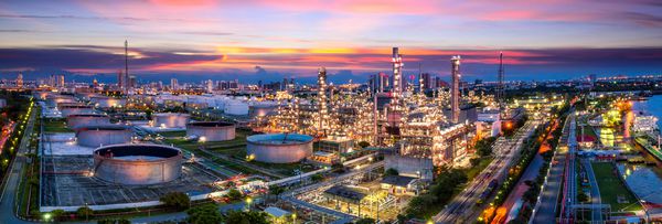 نمای هوایی صنعت نفت و گاز پالایشگاه عکسبرداری از پهپاد پالایشگاه نفت و کارخانه پتروشیمی در گرگ و میش بانکوک تایلند