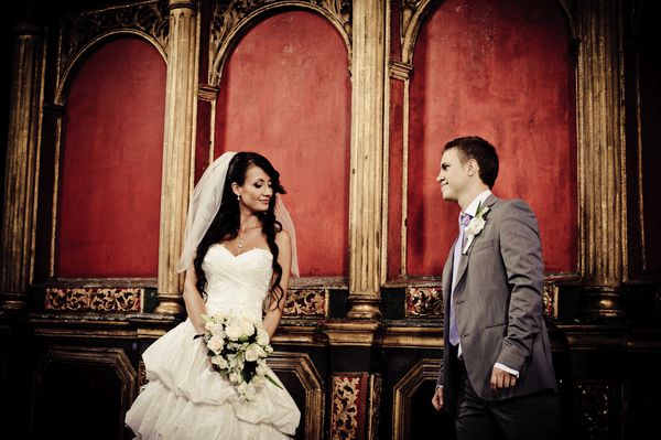 عروس و داماد در کلیسا به یکدیگر نگاه می کنند