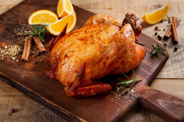 مرغ سرخ شده با ادویه جات ترشی جات در زمینه چوبی تمرکز انتخابی غذای سالم رژیم غذایی یا مفهوم آشپزی