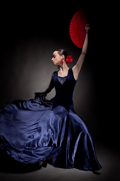 زن جوانی که فلامنکو را روی سیاه می رقصید