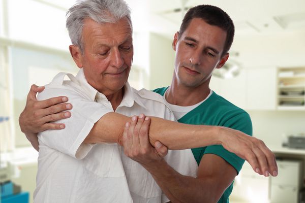مردی که دارای تنظیم بازو کایروپراکتیک است پوکی استخوان داروی جایگزین مفهوم کاهش درد فیزیوتراپی توانبخشی آسیب ورزشی