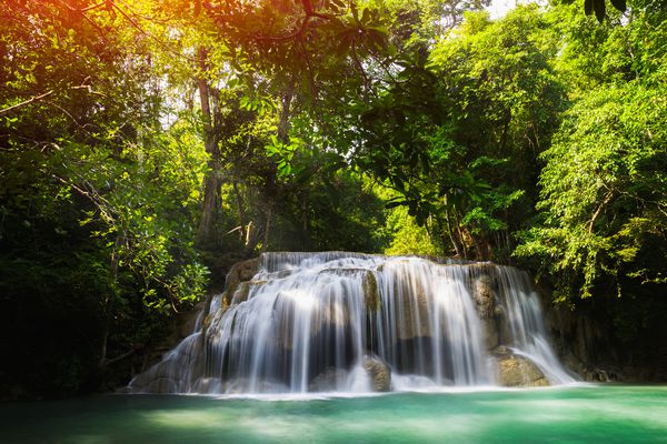 آبشار عمیق جنگل در Kanchanaburi تایلند