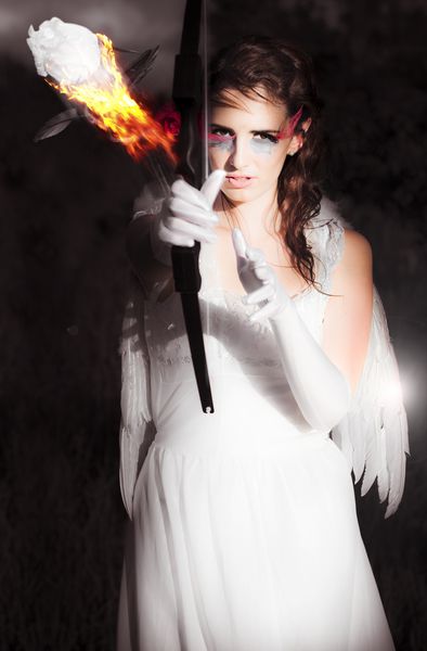 طراحی هنری Cupid عشق فرشته شلیک کردن با آتش تیراندازی با پیکان خود را تنظیم می کند که همیشه در قلب در طعمه پس زمینه تاریک دلهره می شود