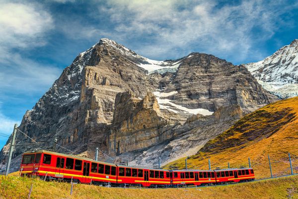 قطار توریست مشهور برقی اکسپرس مشهور که از ایستگاه Jungfraujoch بالای اروپا در ایستگاه توریستی کلاین Scheidegg برنزی اوبرلند سوئیس اروپا پایین می آید