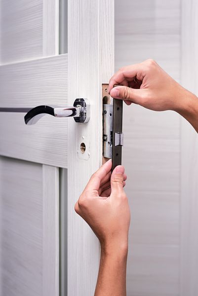 دستیار تعمیر قفل درب در اتاق قفل مرد با پیچ گوشتی بستن درب تعمیر قفل حرفه ای نصب یا تعمیر قفل deadbolt جدید در خانه