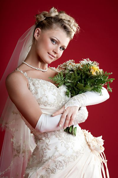 عروس زن زیبا در لباس عروسی