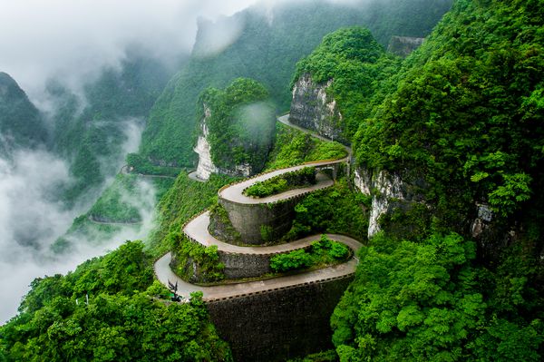 جاده پیچ در پیچ پارک ملی کوه Tianmen Zhangjiajie در غبار ابر استان هونان چین