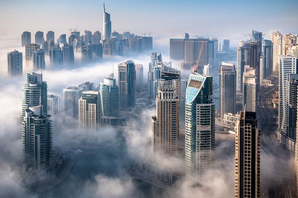 افق دبی نمای هوایی چشمگیر شهر در شهر مارینای دبی در یک روز مه آلود