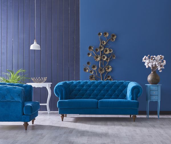 مبل فیروزه ای اتاق نشیمن کلاسیک تزئین بنر افقی دیواری خاکستری و آبی با سبک داخلی چوبی خالی