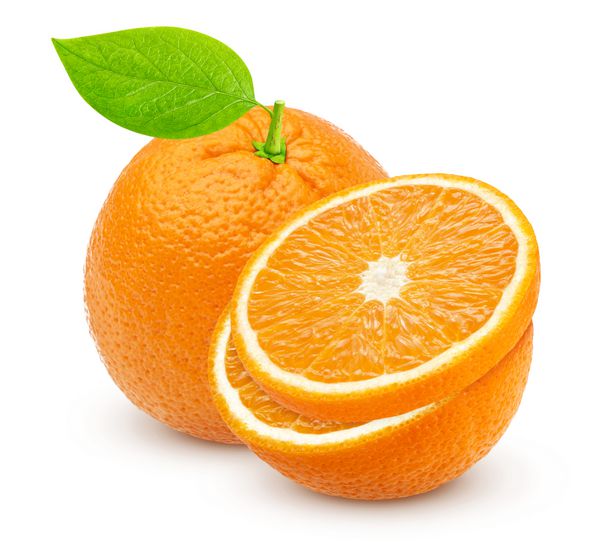 پرتقال جدا شده یک عدد پرتقال کامل و نیم در زمینه سفید جدا شده است