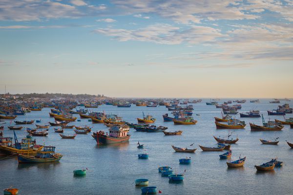 قایق ها و کشتی های ماهیگیری در روستای ویتنام Mui Ne در نور غروب خورشید