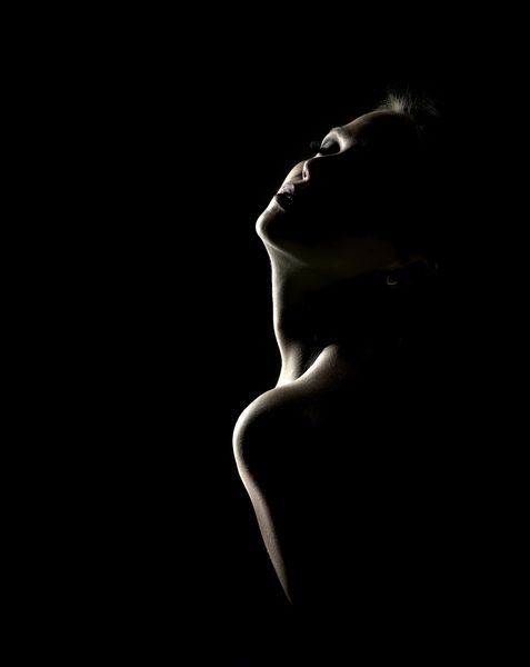 پرتره زن در سایه در زمینه تاریک